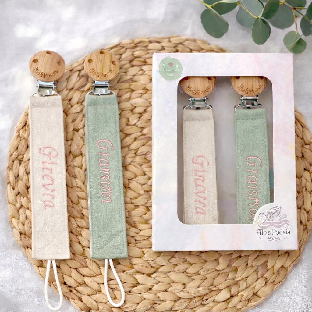 Filo&Poesia™ Catenella portaciuccio con Nome ricamato (set 2 Pezzi)