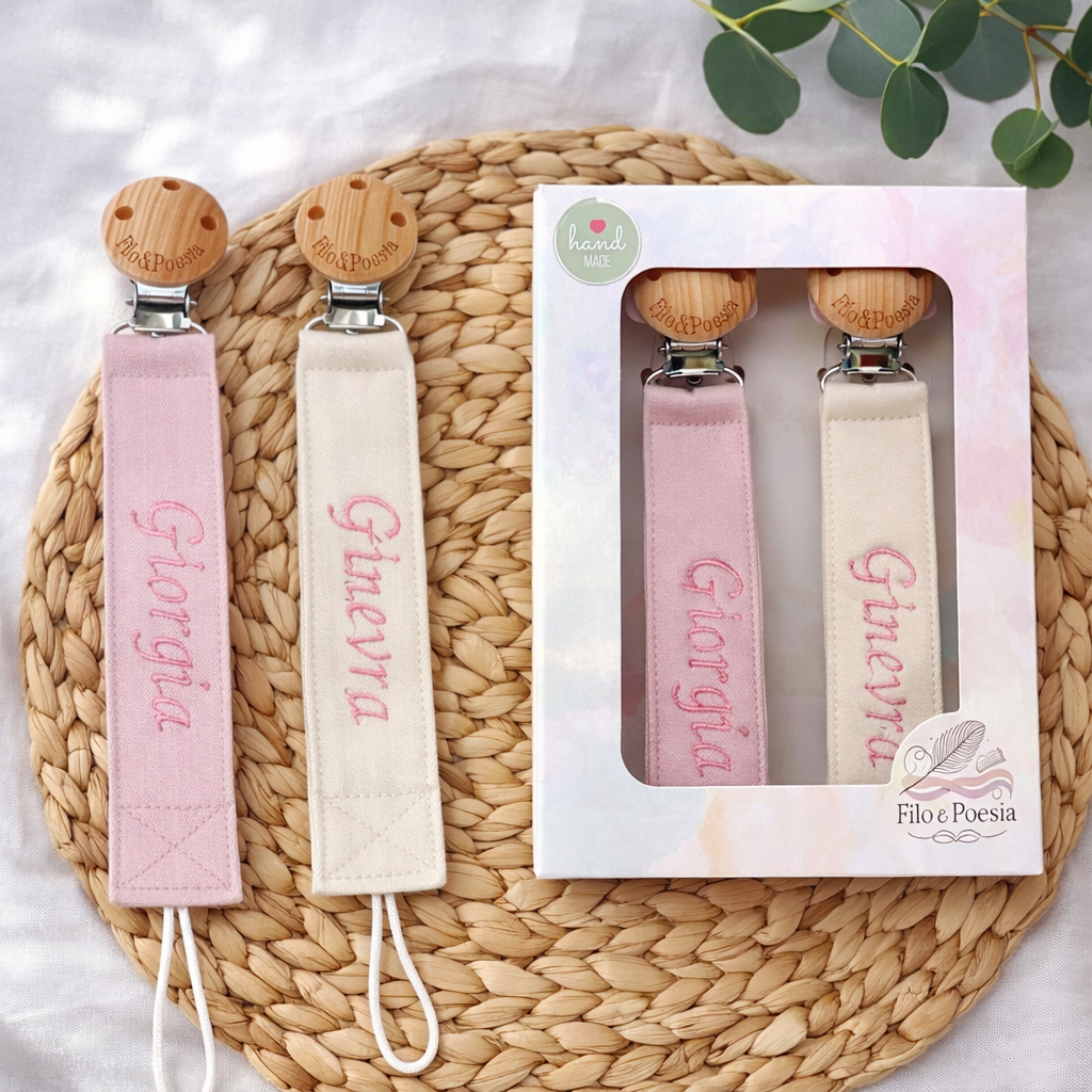 Filo&Poesia™ Catenella portaciuccio con Nome ricamato (set 2 Pezzi)