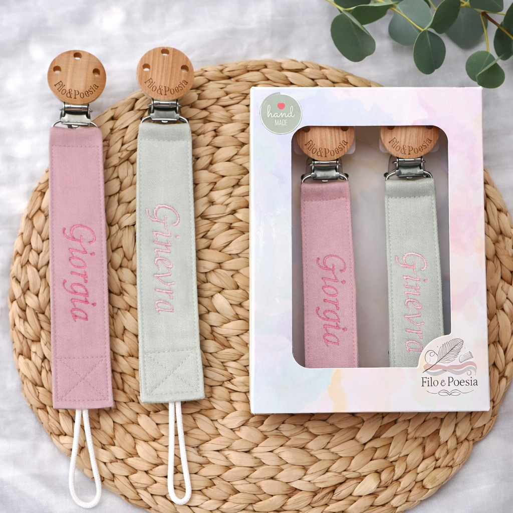 Filo&Poesia™ Catenella portaciuccio con Nome ricamato (set 2 Pezzi)